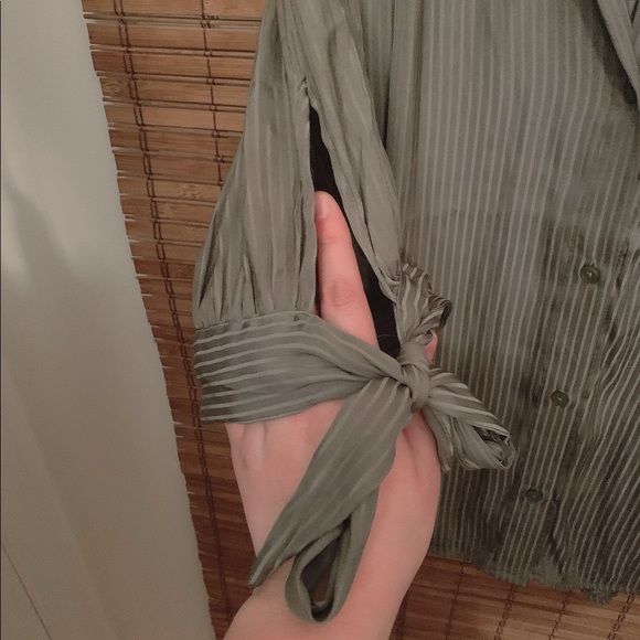 blouse - Picture 2 of 3